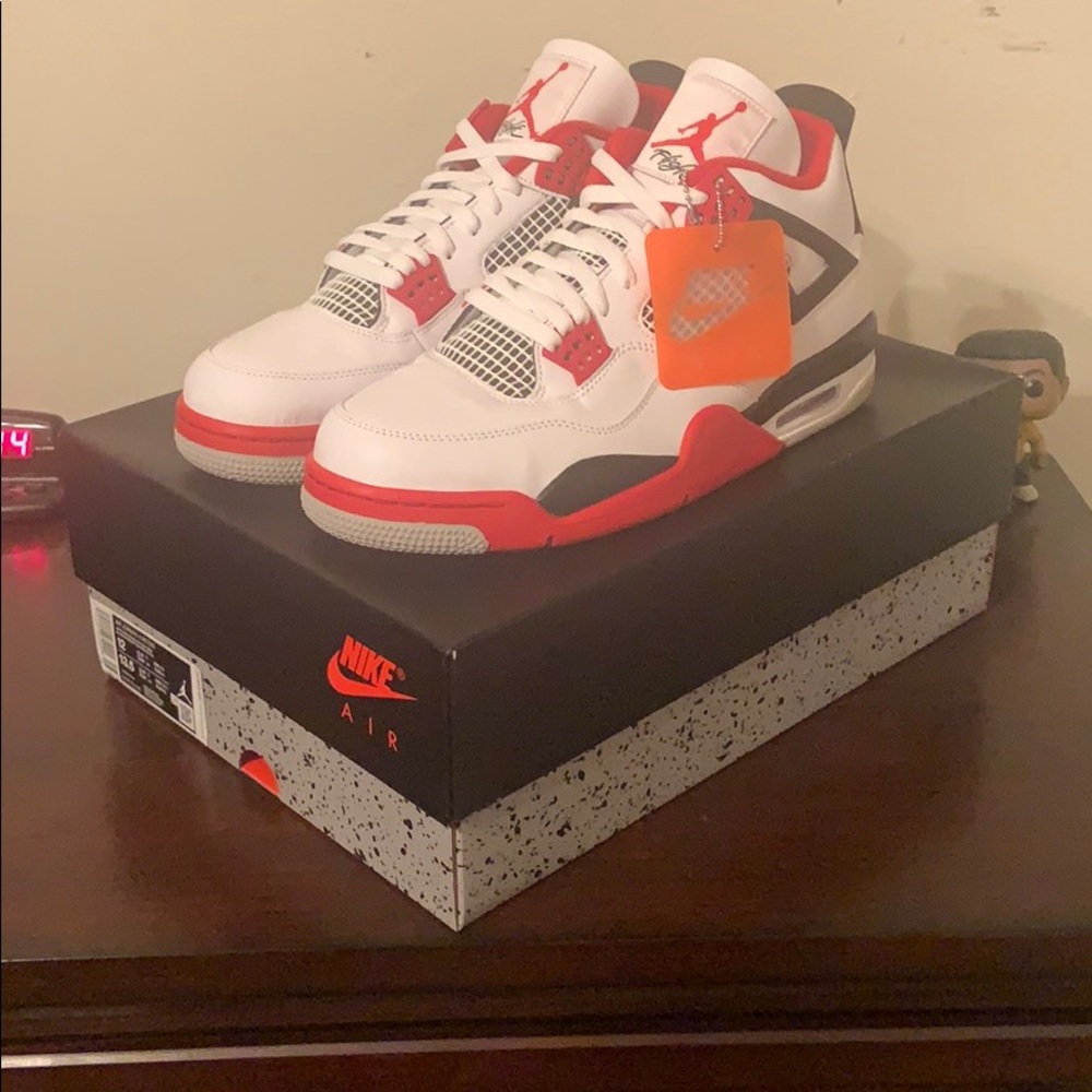 Men’s Jordan Retro 4 “Fire Red”